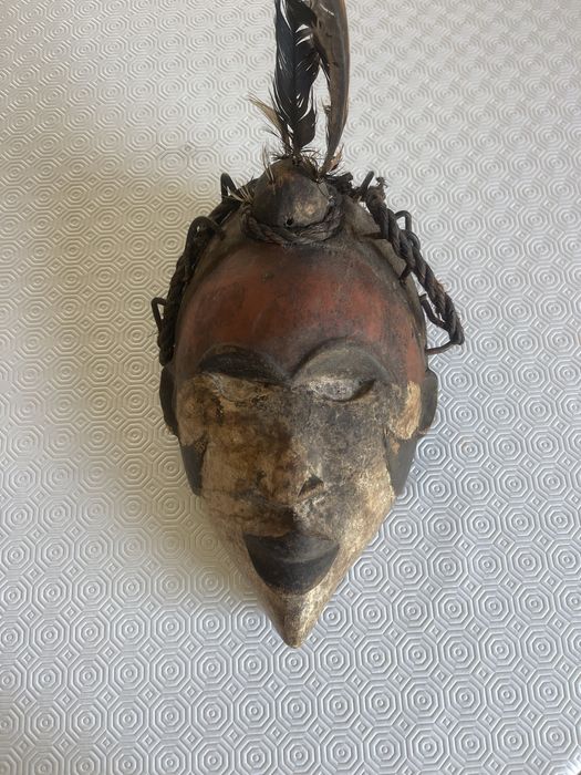 Mascara Africana antiga com cores e penas