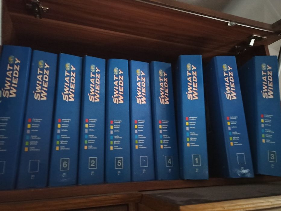 Świat wiedzy encyklopedia w segregatorach