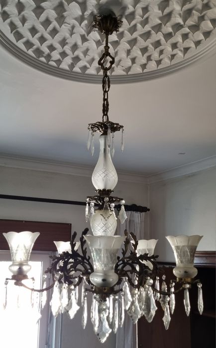 Candeeiro de teto antigo

Entrego em mão em Lisboa