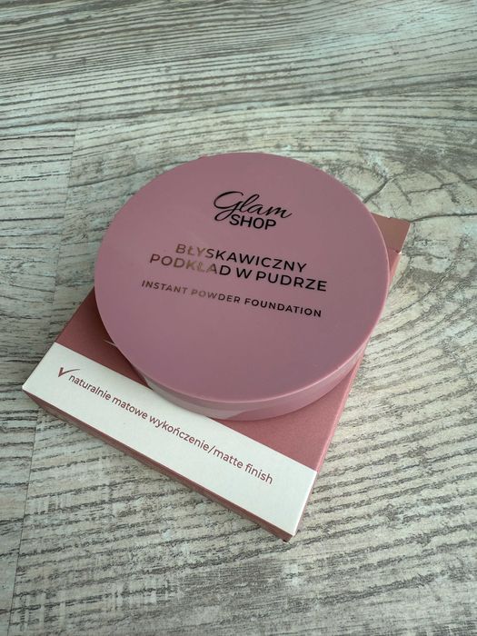 podkład w pudrze Glam Shop_odcień opalony