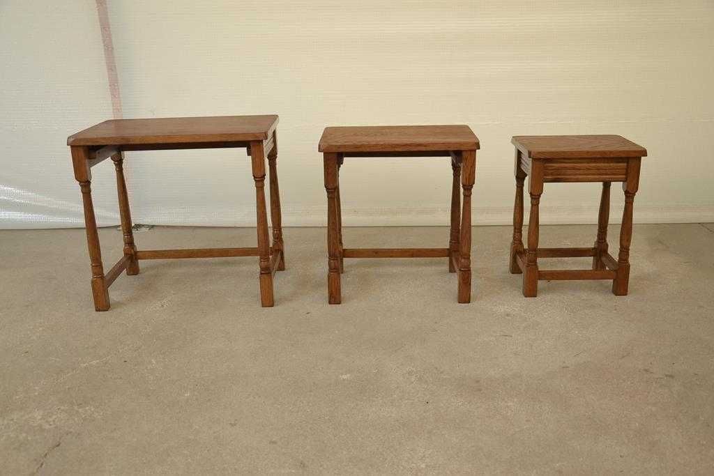 komplet stylowych stolików trojaki