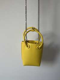mała żółta torebka z łańcuszkiem