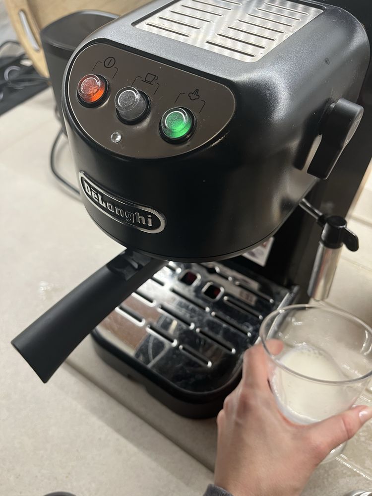 Expres do kawy Delonghi cisnieniowy czarny