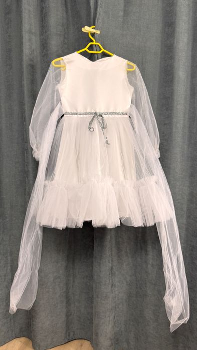 Ніжна дитяча сукня білого кольору