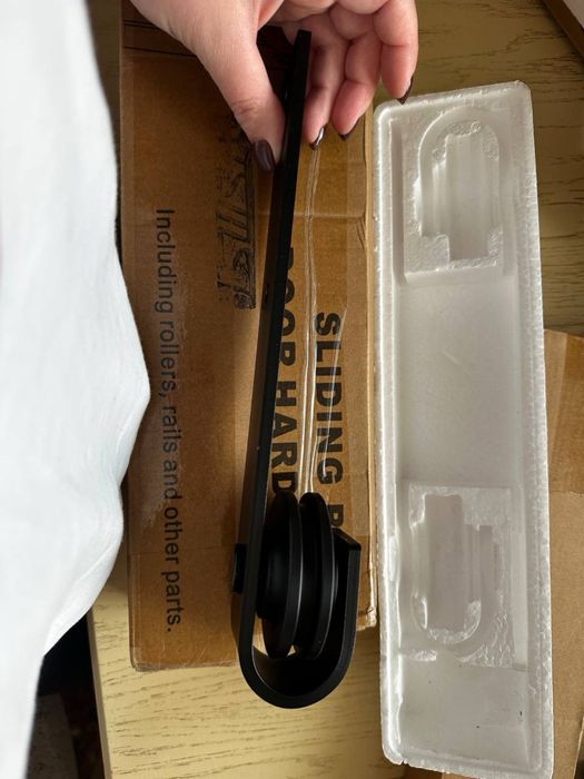 Фурнітура для підвісних дверей