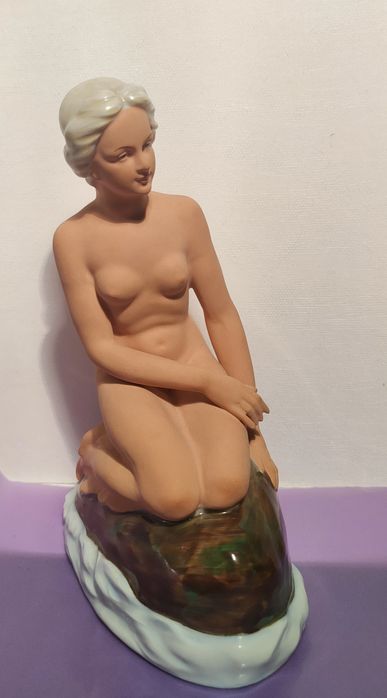 Фарфоровая статуэтка