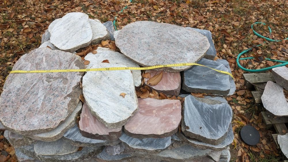 Kamień polny cięty na ścieżkę w ogrodzie podjazd alternatywa kostki