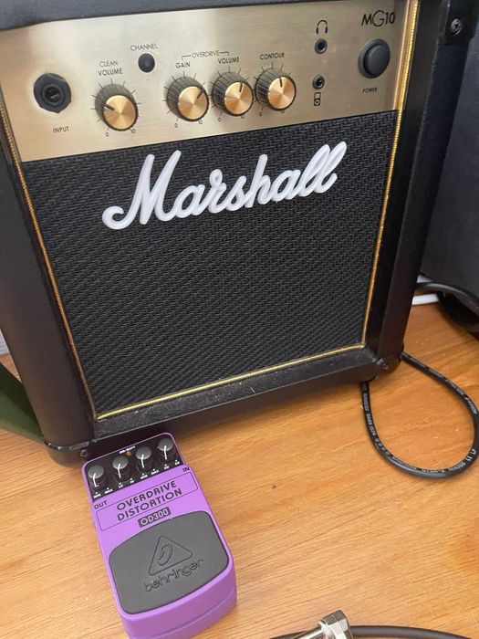 Jackson JS32 King V, Marshall Amplificador e Pedal Behringer OD300