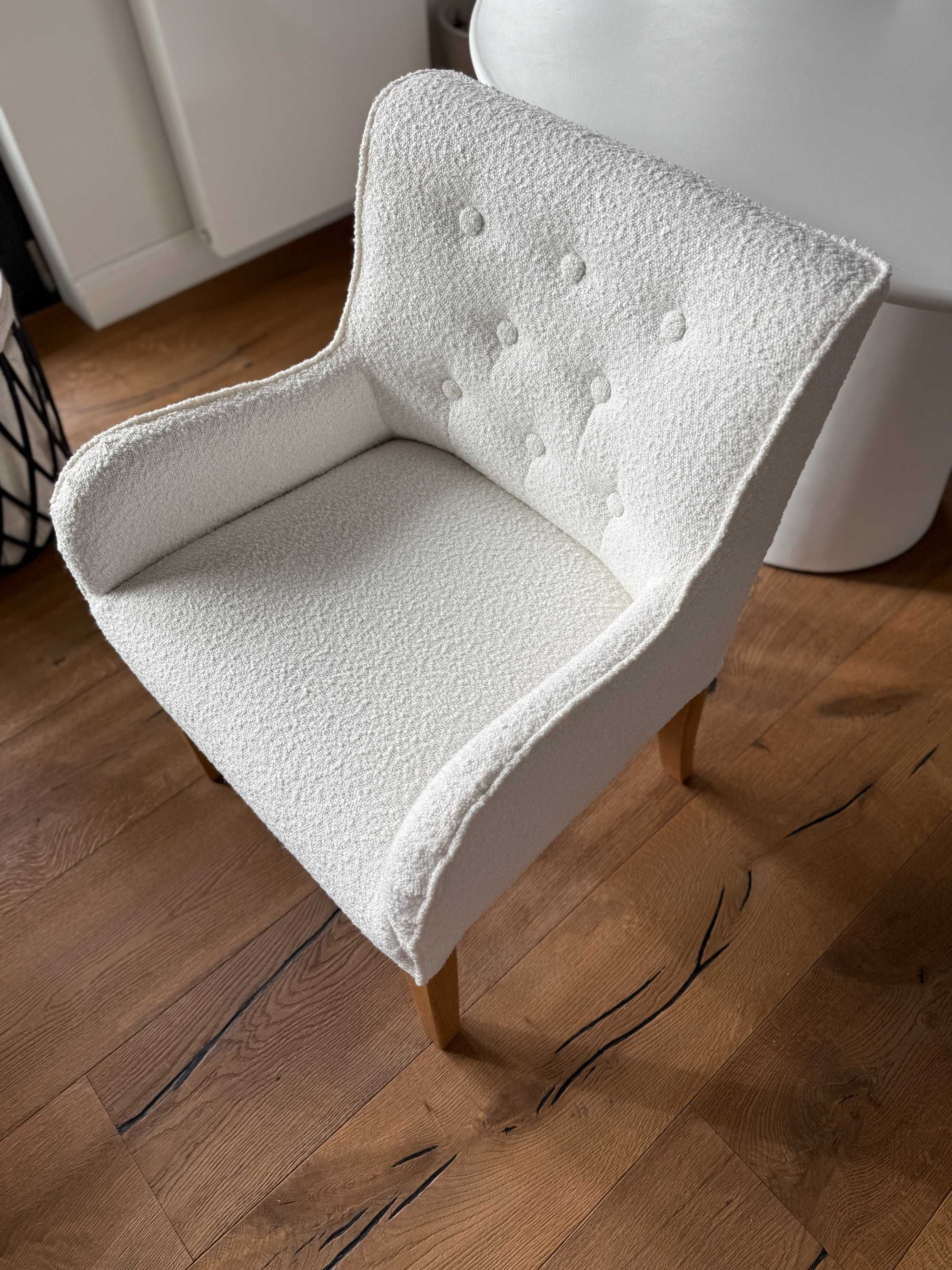 Krzesła obiadowe Miloo Home - model Arnels (BOUCLE)