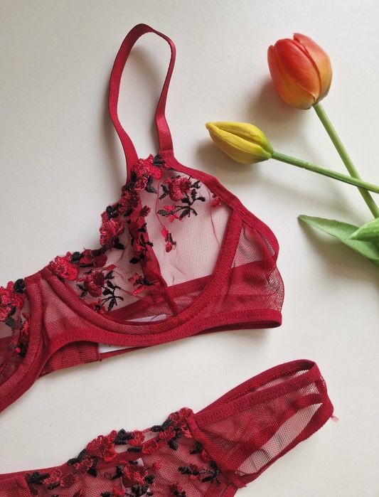 Zmysłowy czerwony komplet bielizny z haftem kwiatowym, S walentynki