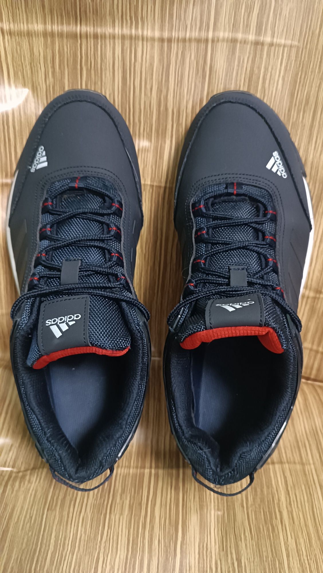 Кросівки унісекс від Adidas.