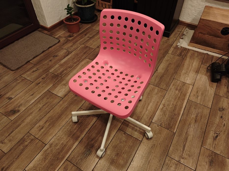 Krzesło obrotowe IKEA Skalberg Różowe na kółkach