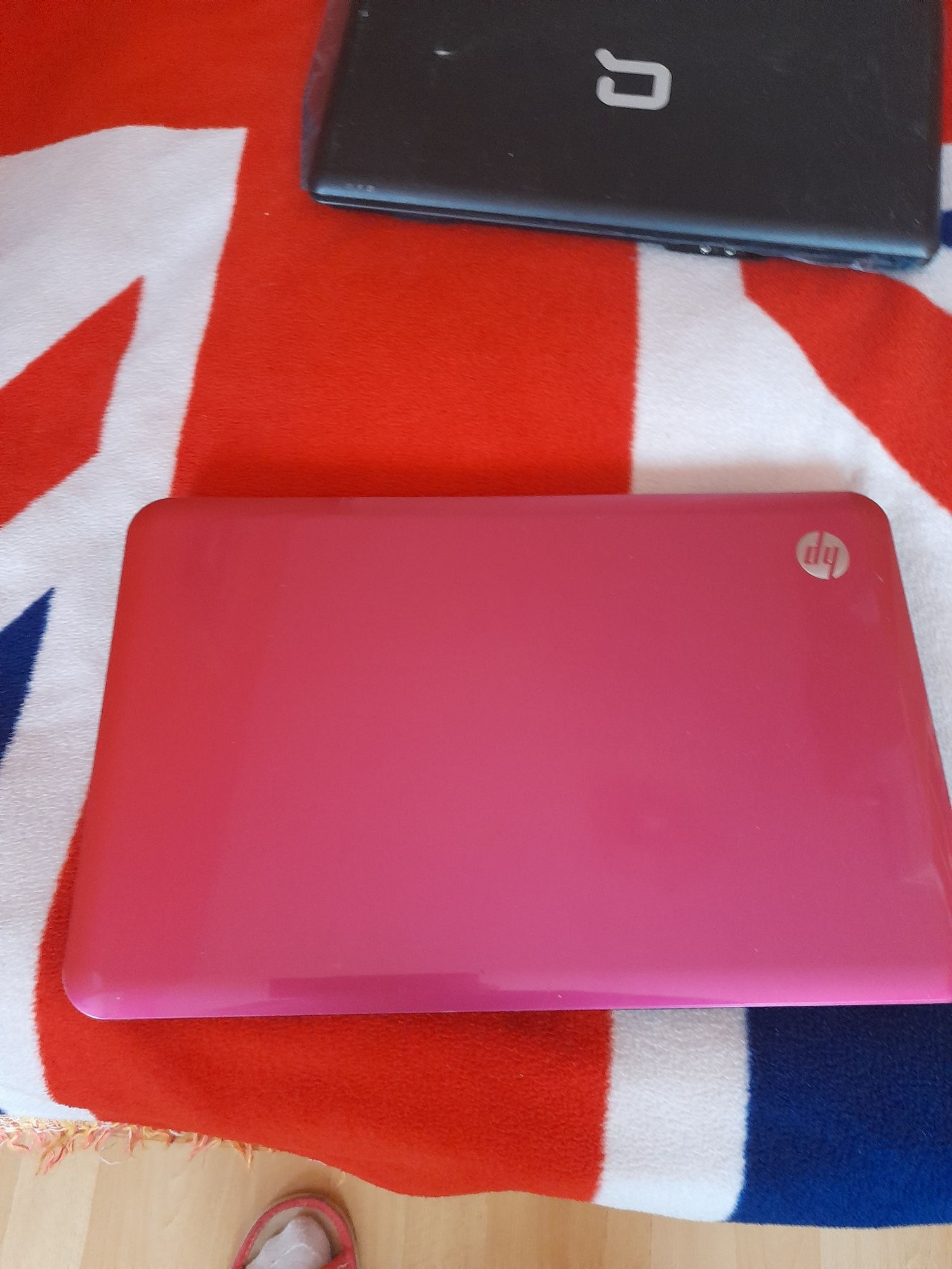 Laptopy czarny i czerwony do sprzedania