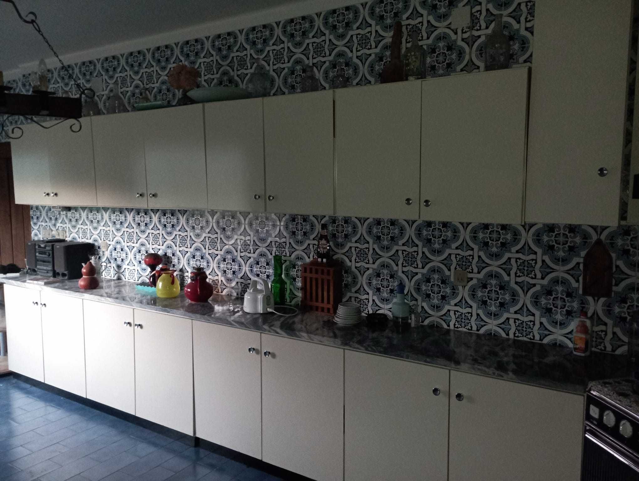 Armarios de cozinha  brancos, bom estado de conservação