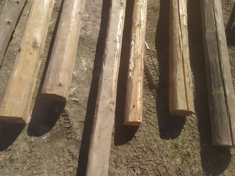 Stare bale belki konstrukcyjne ciosane drewno deski stodoła