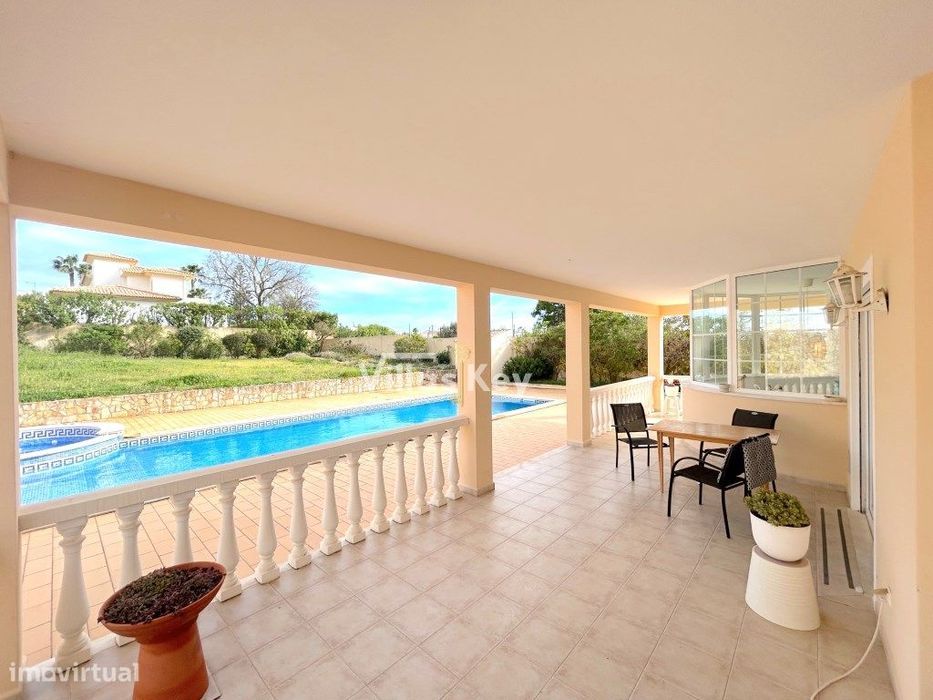 Vivenda com piscina e grande jardim na Praia da Luz,Lagos,Algarve,P...