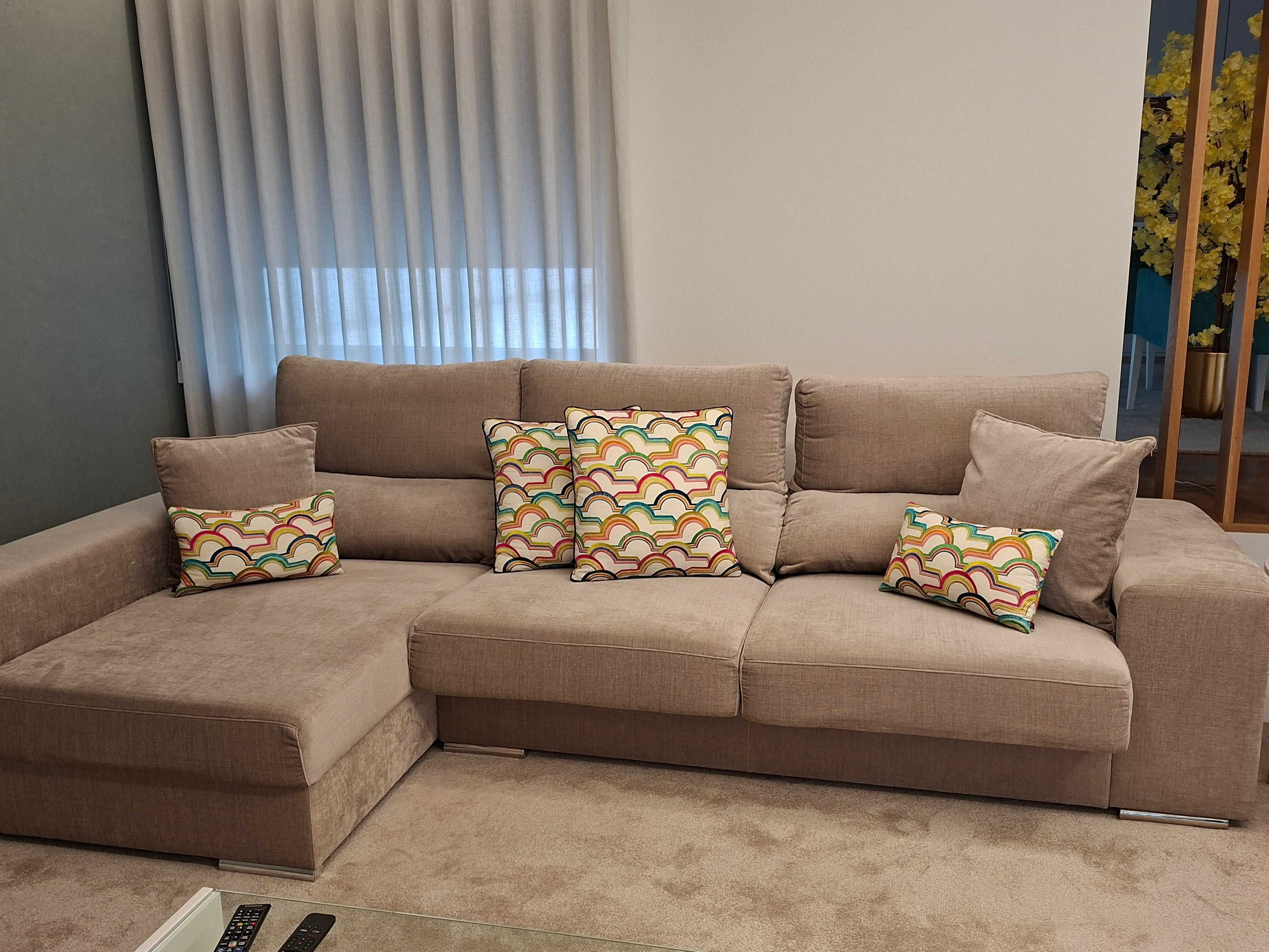 Sofá com chaise longue em tecido de qualidade, como novo.