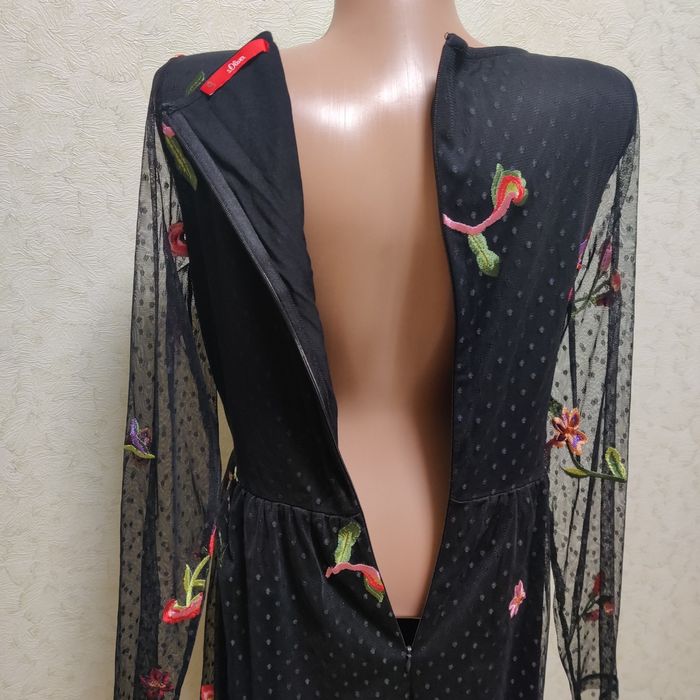 Красива сукня з вишитими квітами