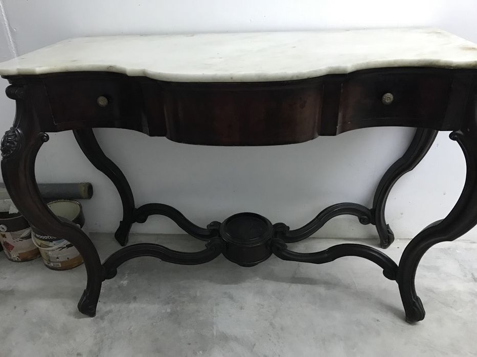 Consola antiga lindissima nogueira c tampa em mármore p sala/hall