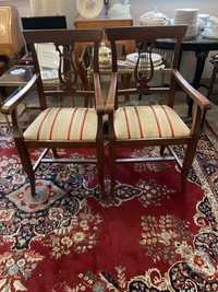 Dwa drewniane krzesła z podłokietnikami
