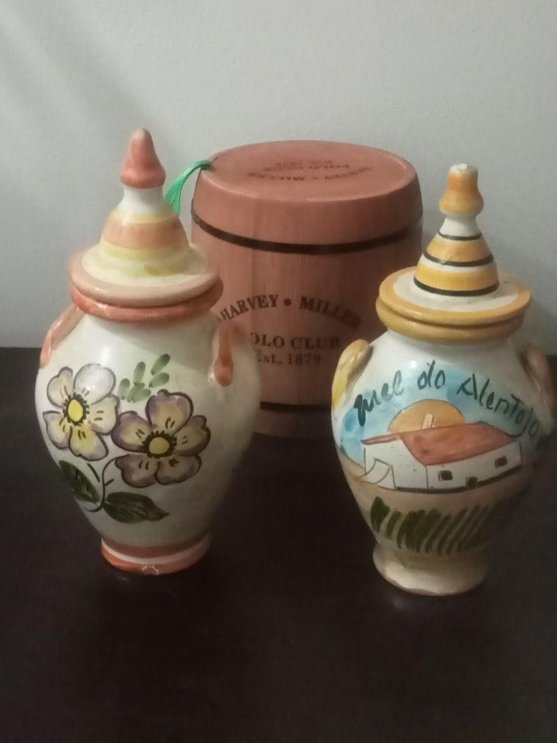 Dois potes de mel de barro, pintados á mão