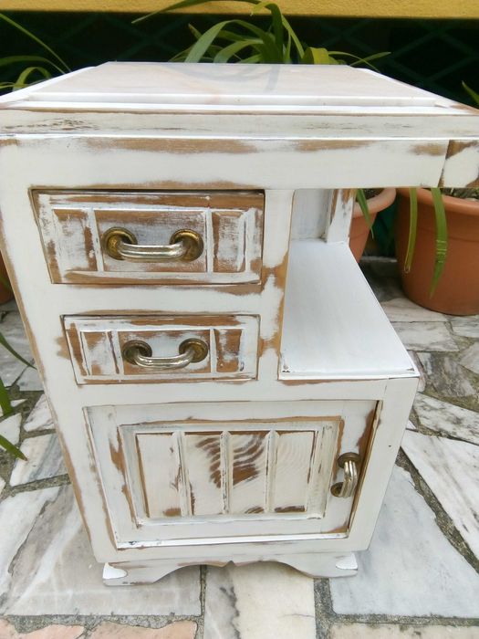 Mesa de cabeceira antiga, restaurada