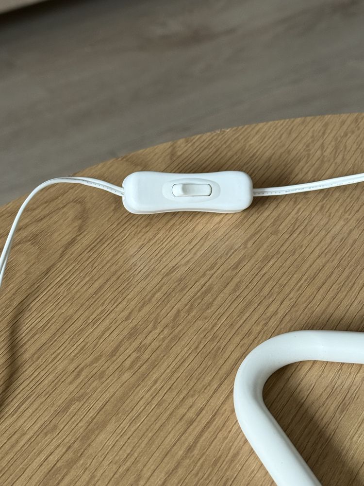 Biały mały lampka biurkowa – USB, regulowana, bez uszkodzeń
