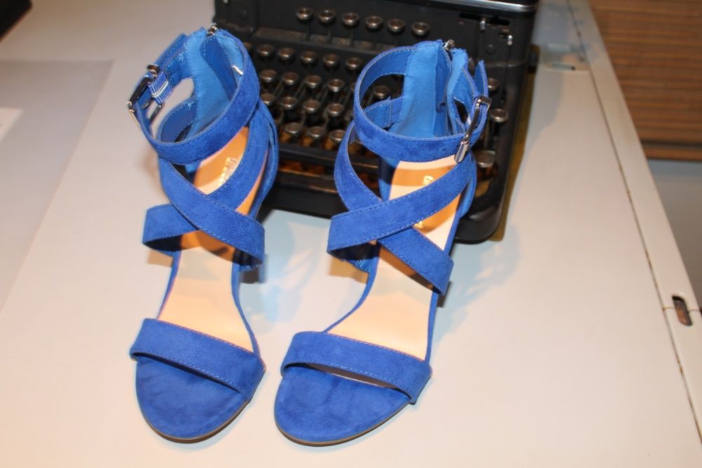 Sandálias azul forte