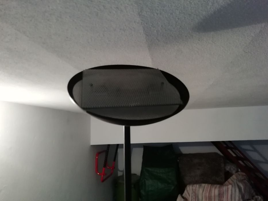 Candeeiro de pé e alto