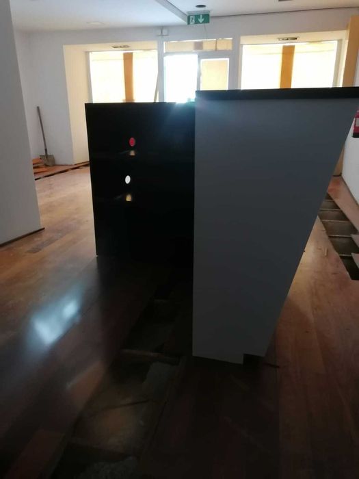 Balcão para comércio, com expositores no topo e excelente arrumação