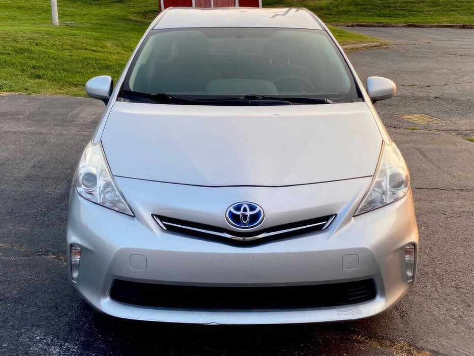 Toyota Prius v Five      2014