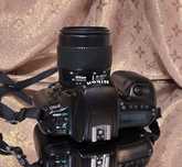 Vintage-retro analogowy parat fotograficzny Nikon F50 z obiektywem