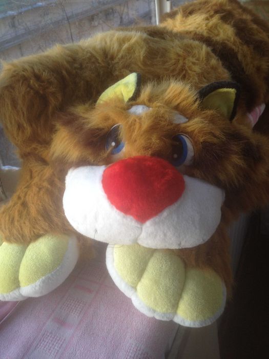 Мягкая-игрушка- в виде кошки из светло-коричневого