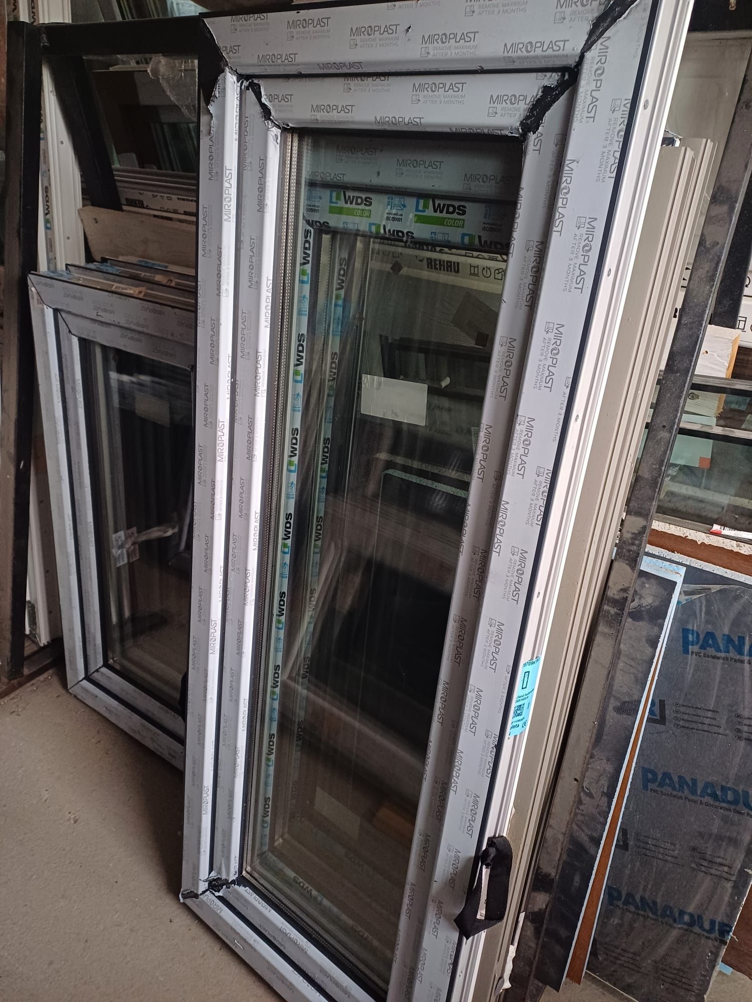 Okno pcv 55 x140 trzyszybowe antracyt /złoty dąb