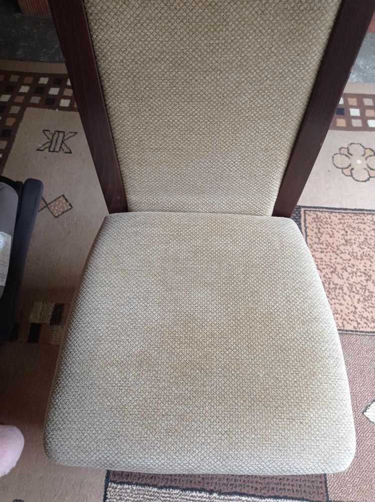 Stół z 4 krzesłami i 1 taboret