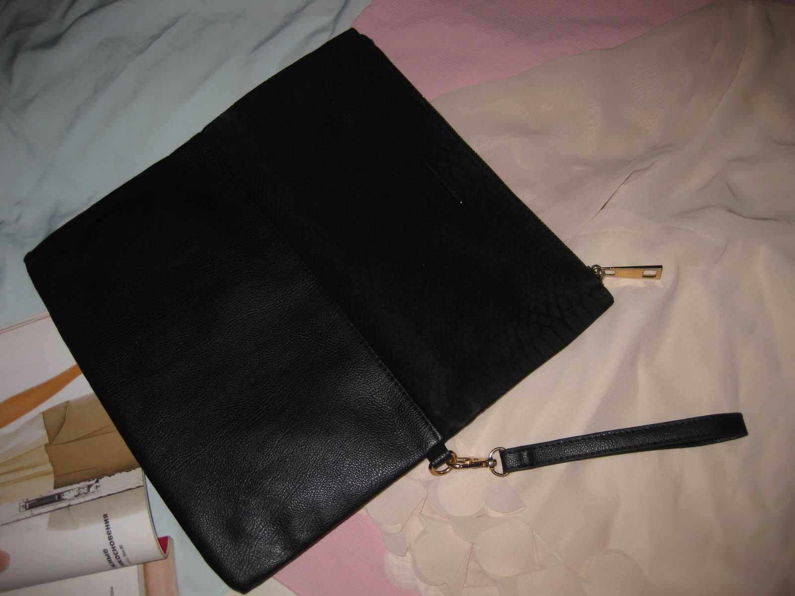 Класичний клатч сумка гаманець чорний складається вдвоє Peacocks