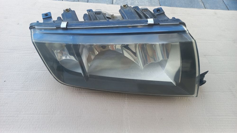 Skoda Fabia 1 99-07 reflektor lampa prawa prawy przód czarny