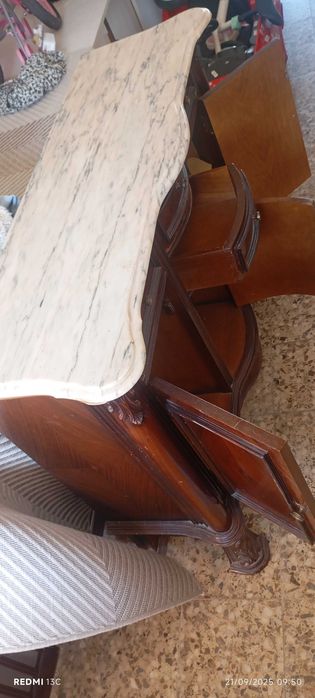 Estante com pedra
