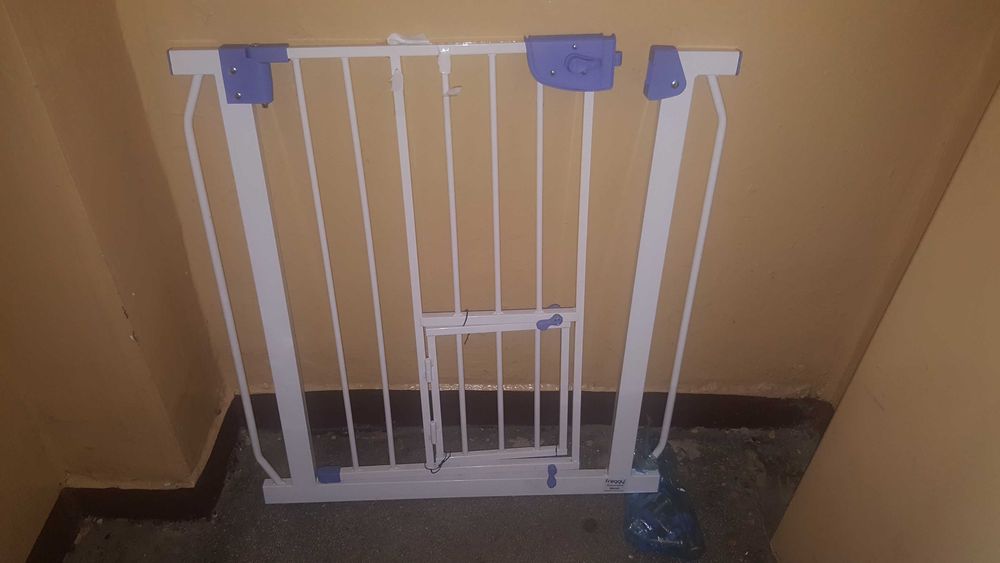 Bramka zabezpieczającą dla dziecka psa kota na ościeżnicę schody