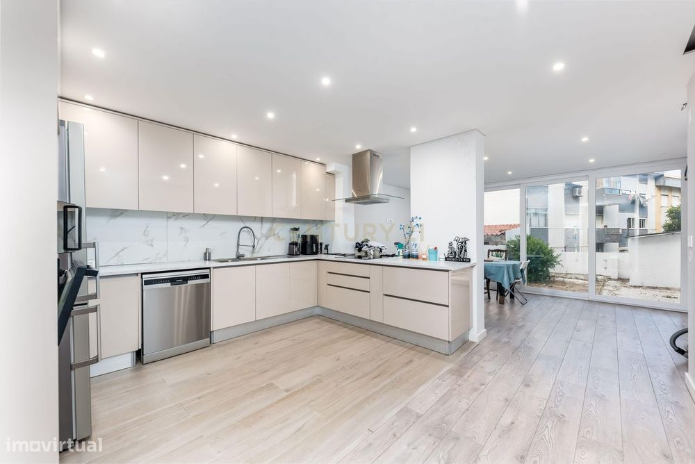 Apartamento T2 no Forte da Casa com Terraço