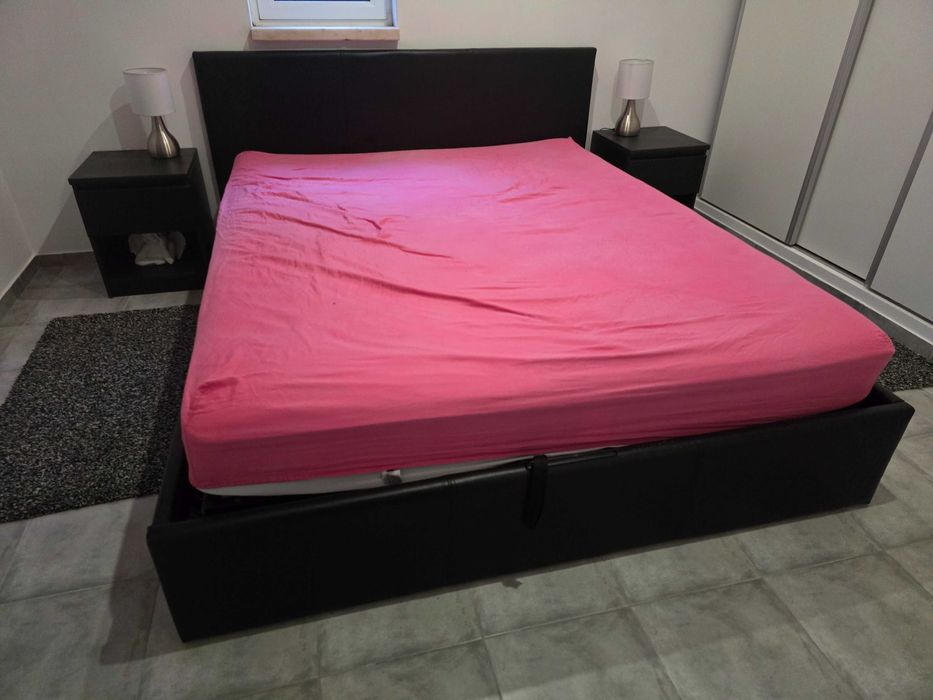 Cama com arrumaçao 160x200 + mesas de cabeceira