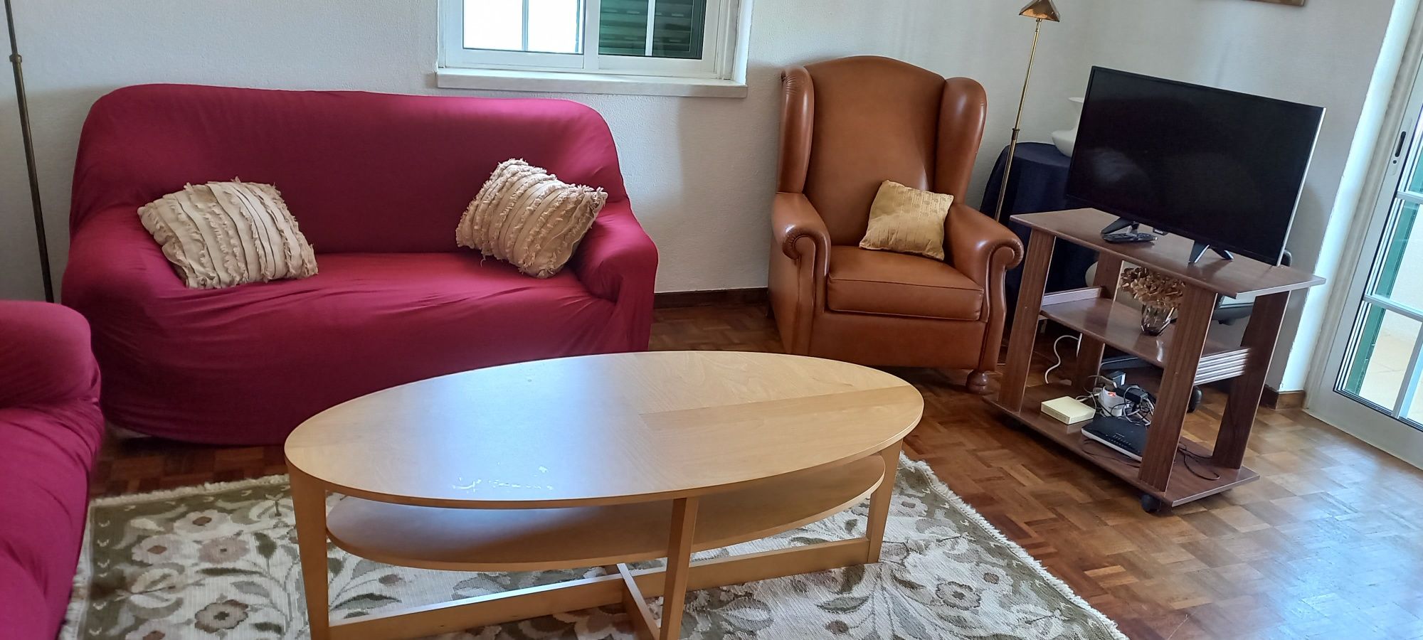 Aluga-se quarto individual no Estoril perto da Escola de Hotelaria