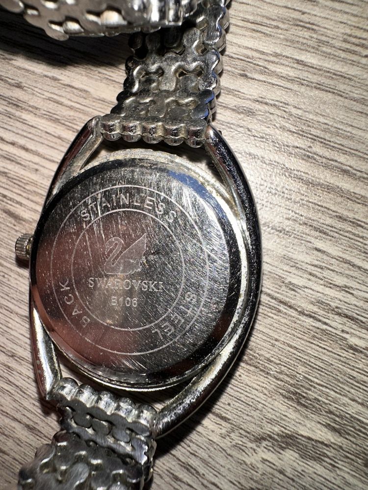 Годинник swarovski
