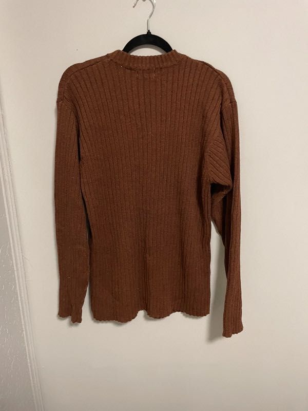 gruby ciepły brązowy sweter jesień zima klasyka basic