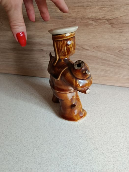 Figurka marynarza z butelką rumu