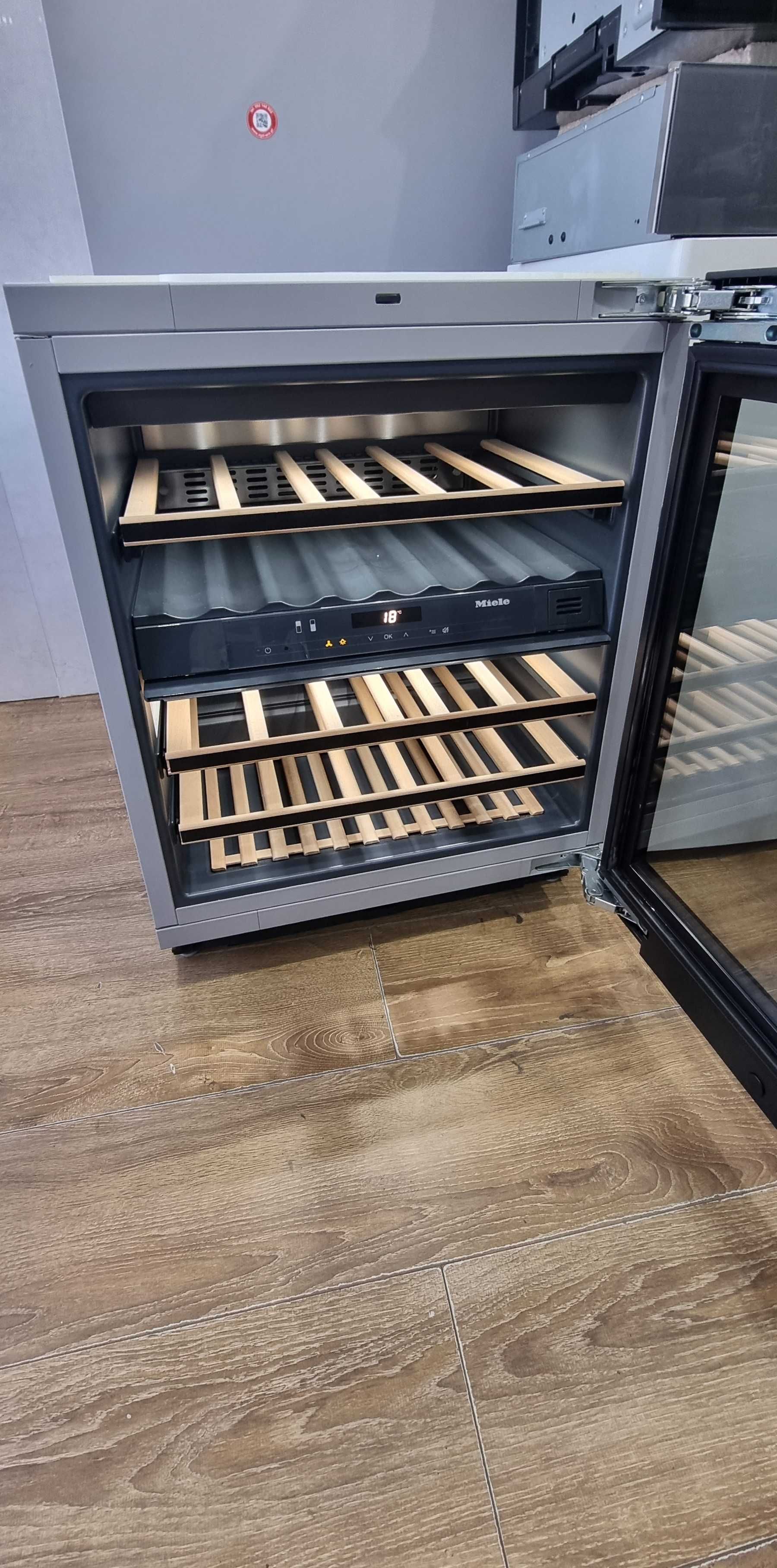 Chłodziarka do wina, winiarka do zabudowy Miele KWT 6322 UG. Push2open