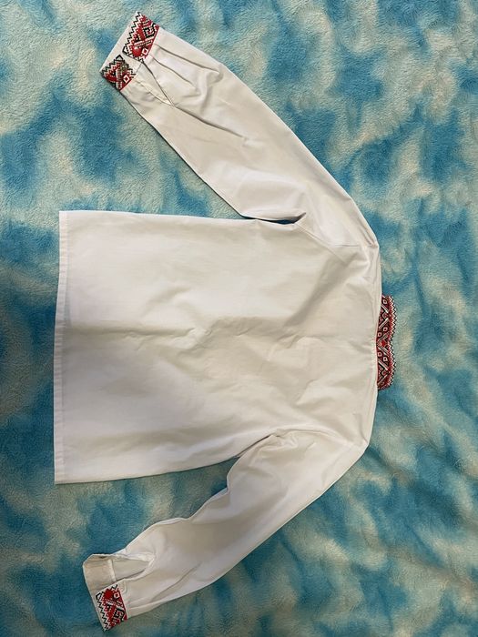 Продається вишиванка,хлопчик одягав 1 раз на свято Вишиванки)