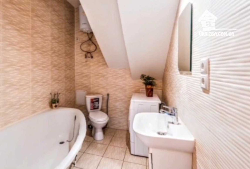 Київ. Будинок 360кв. Ділянка 16 соток, до 15 осіб.