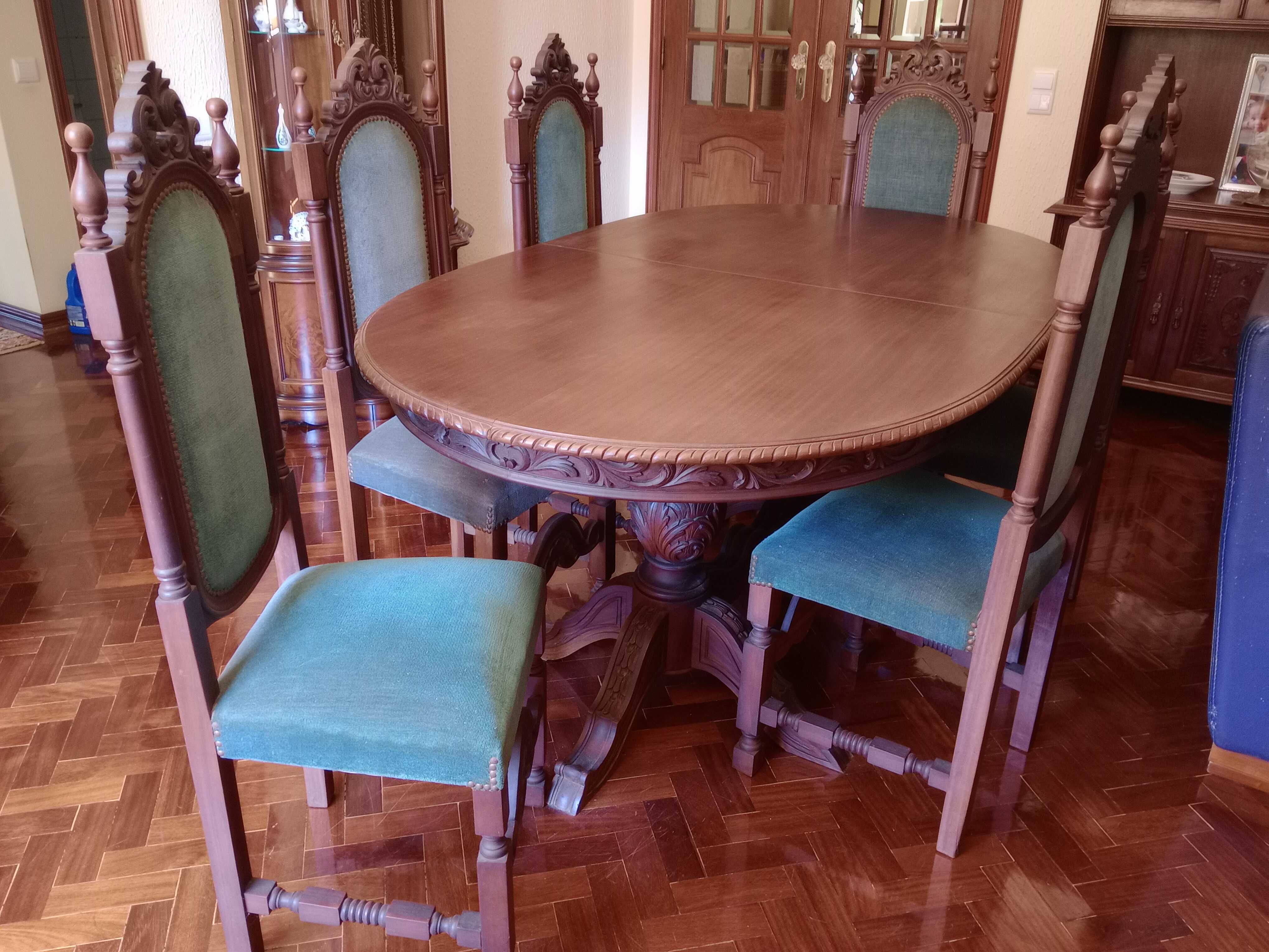 Mesa com 8 cadeiras