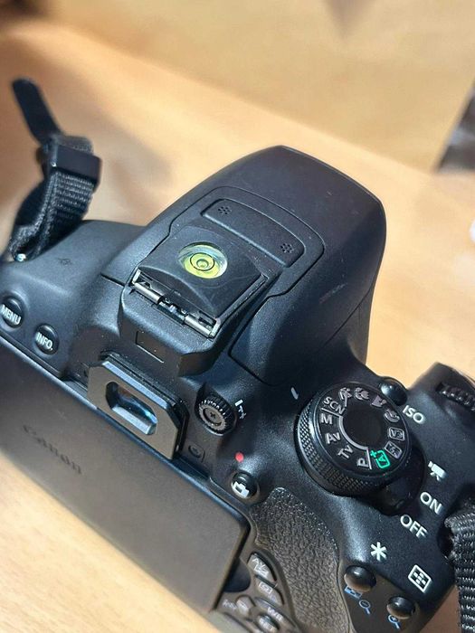 canon 700D com duas objectivas e quatro baterias